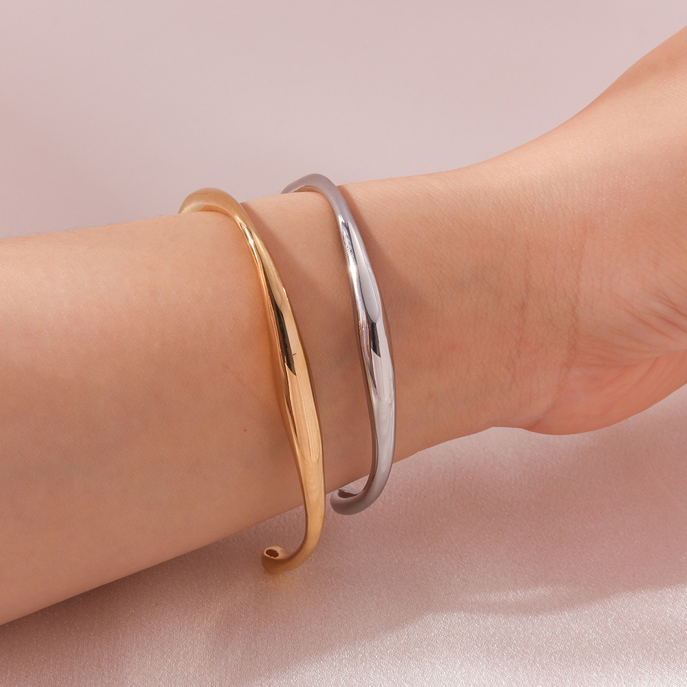 Lujo ligero, todo fósforo, sentido de alta gama, estilo INS, joyería de acero de titanio galvanizado de 18 quilates, pulsera abierta irregular de forma especial