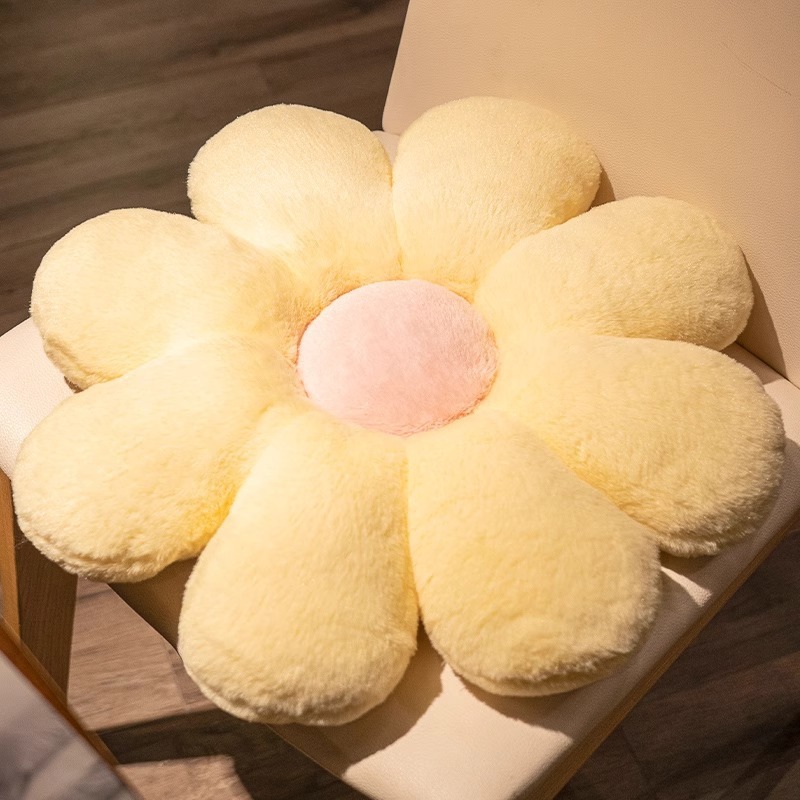 ネットの赤い花びらは枕の花のベッドの上で枕の客間のソファーのクッションを抱いて窓を飾って太陽の花insを飾ります。|undefined