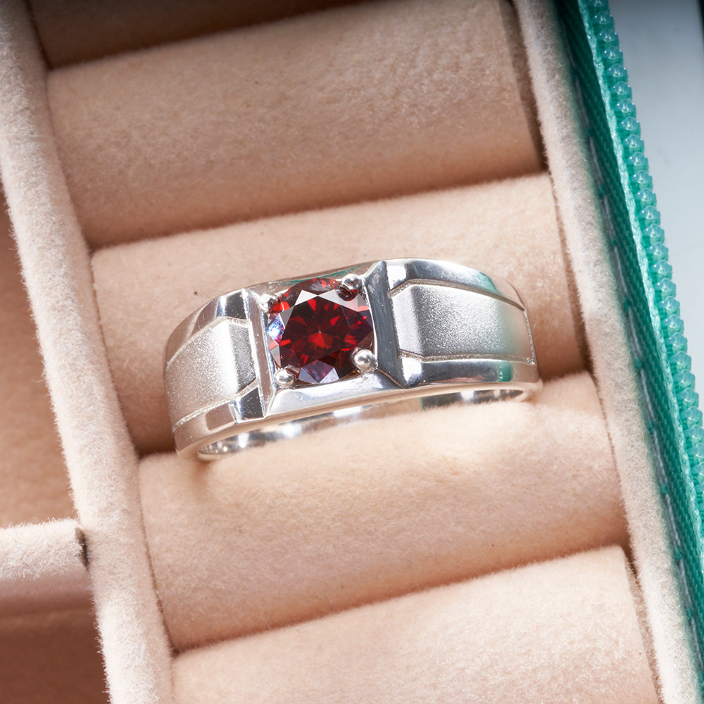 Anillo de hombre rojo Europa y los Estados Unidos nuevo 925 plata esterlina perforación de simulación de aire rociado arena moissanita gran anillo de hombre fábrica directa