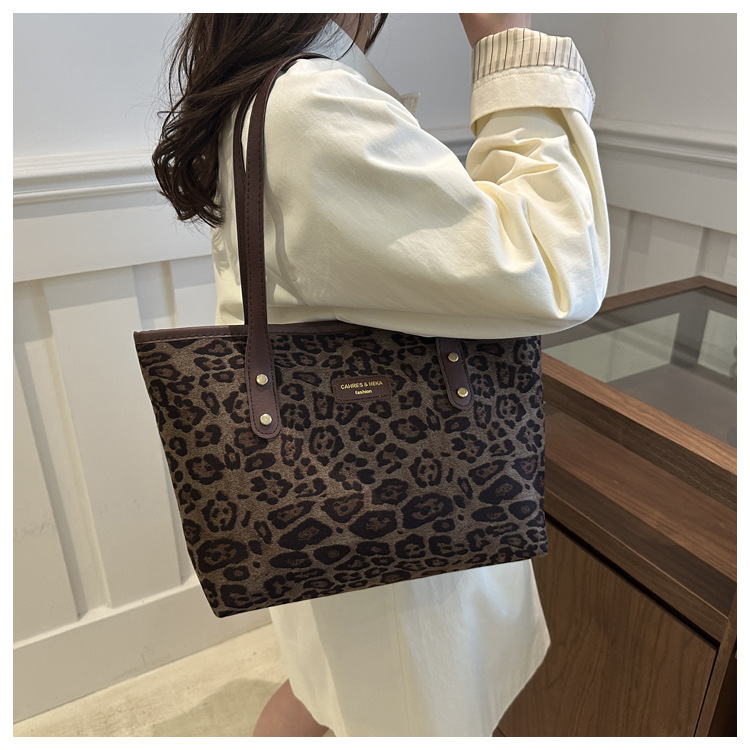 This is a new 2024 trendy and stylish large-capacity handbag for women. It is a fashionable and stylish single-shoulder tote bag for autumn and winter undefined