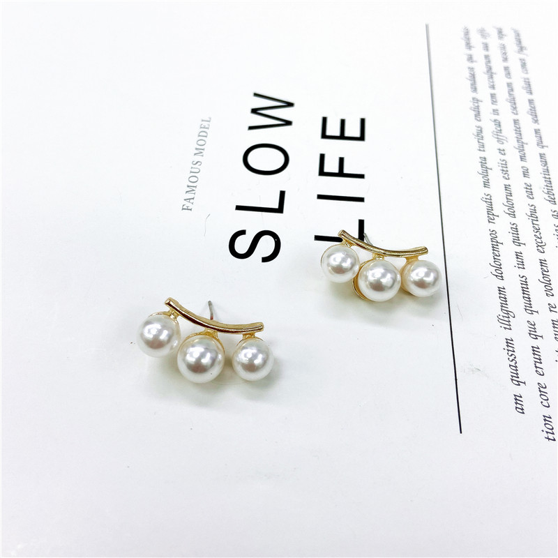 Simple Three Pearls Geometric Metal Stud Earrings Wholesale display picture 1