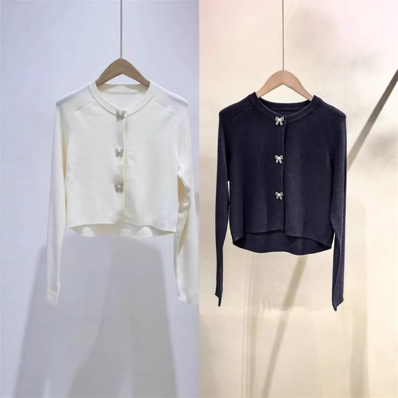 French-Style Niche 2026 Early Spring New Model with Rhinestone Bow Buckle, Elegant Short Knit Top for Women in Two Colors French-Style Niche 2026 Early Spring New Model with Rhinestone Bow Buckle, Elegant Short Knit Top for Women in Two Colors