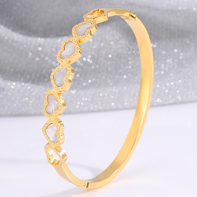 Nuevo acero inoxidable hueco amor pulsera conchas mujeres Europa y América moda temperamento versátil corazón impresión pulsera de acero titanio image 2