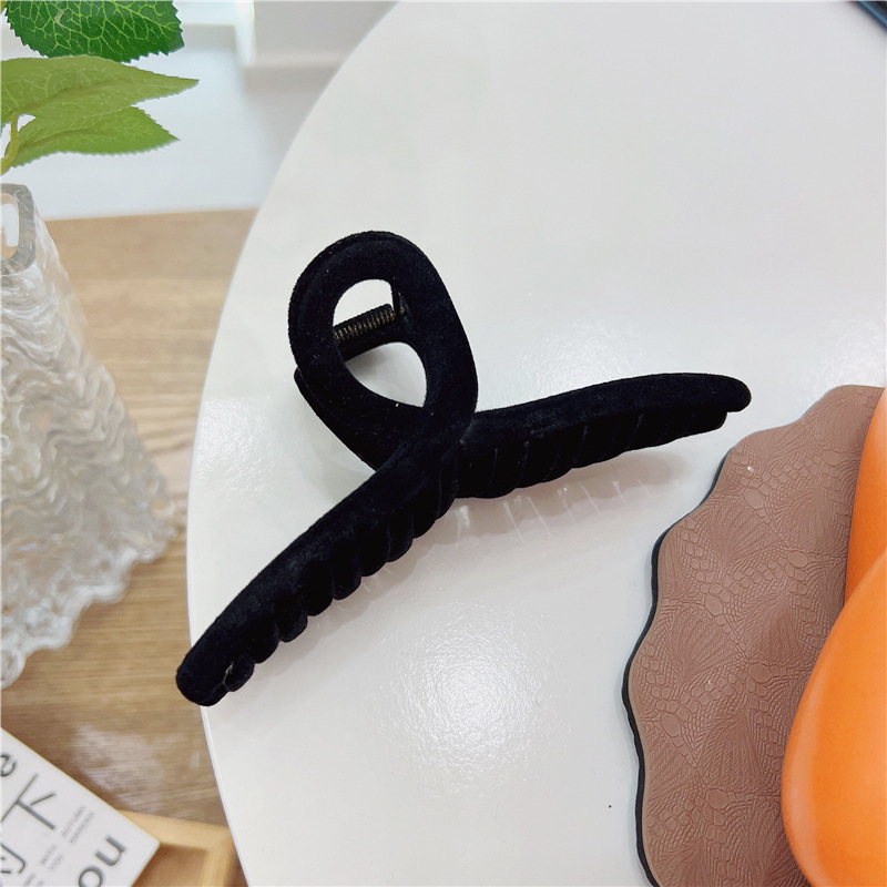 黒い大きいサイズのベルベットはツバキの花を挟んで高級感があります。