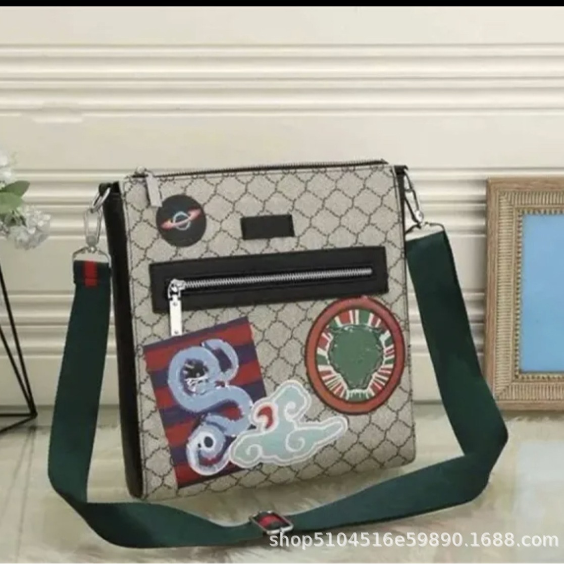 Classic universal retro one-shoulder bag