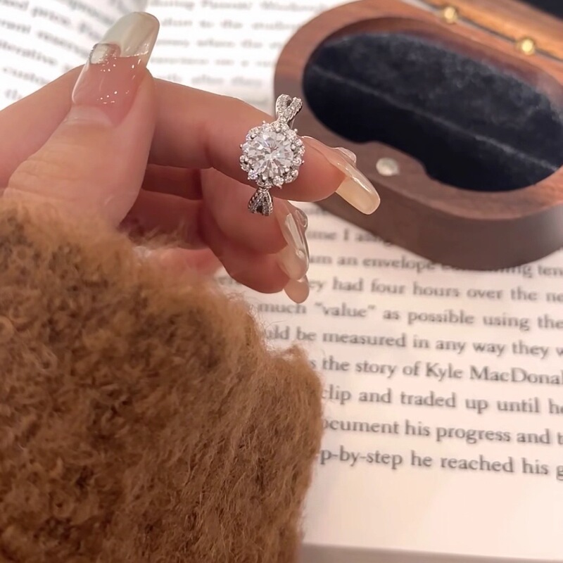 Sparkling Full Diamond Twist Arm Micro-Inlaid Open Ring for Women, Light Luxury Versatile Simple Ring, Niche Design Snowflake Trend Sparkling Full Diamond Twist Arm Micro-Inlaid Open Ring for Women, Light Luxury Versatile Simple Ring, Niche Design Snowflake Trend