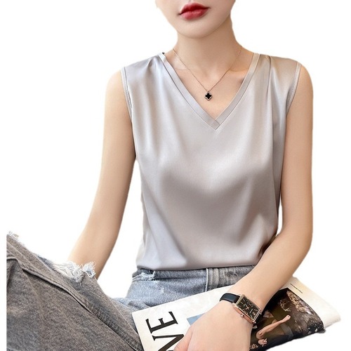 Silk camisole top for women, suitable as an underlayer with suits, made of mulberry silk satin, 24th summer V-neck white, wearable as a top, with a small camisole.