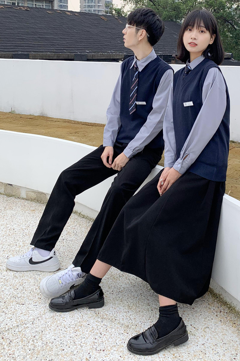男灰衬衫藏青背心名扎套装