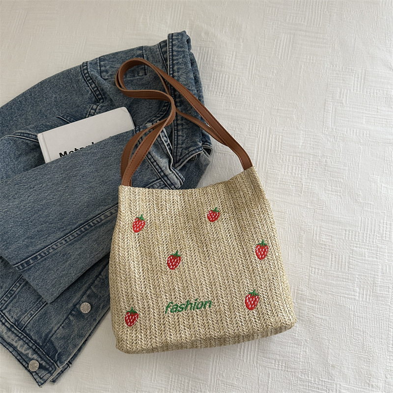 Bolsa de viaje de verano de gran capacidad para mujeres 2024 nuevo lindo bolso de tela de paja de fresas bolsa de trenzado de viaje de moda