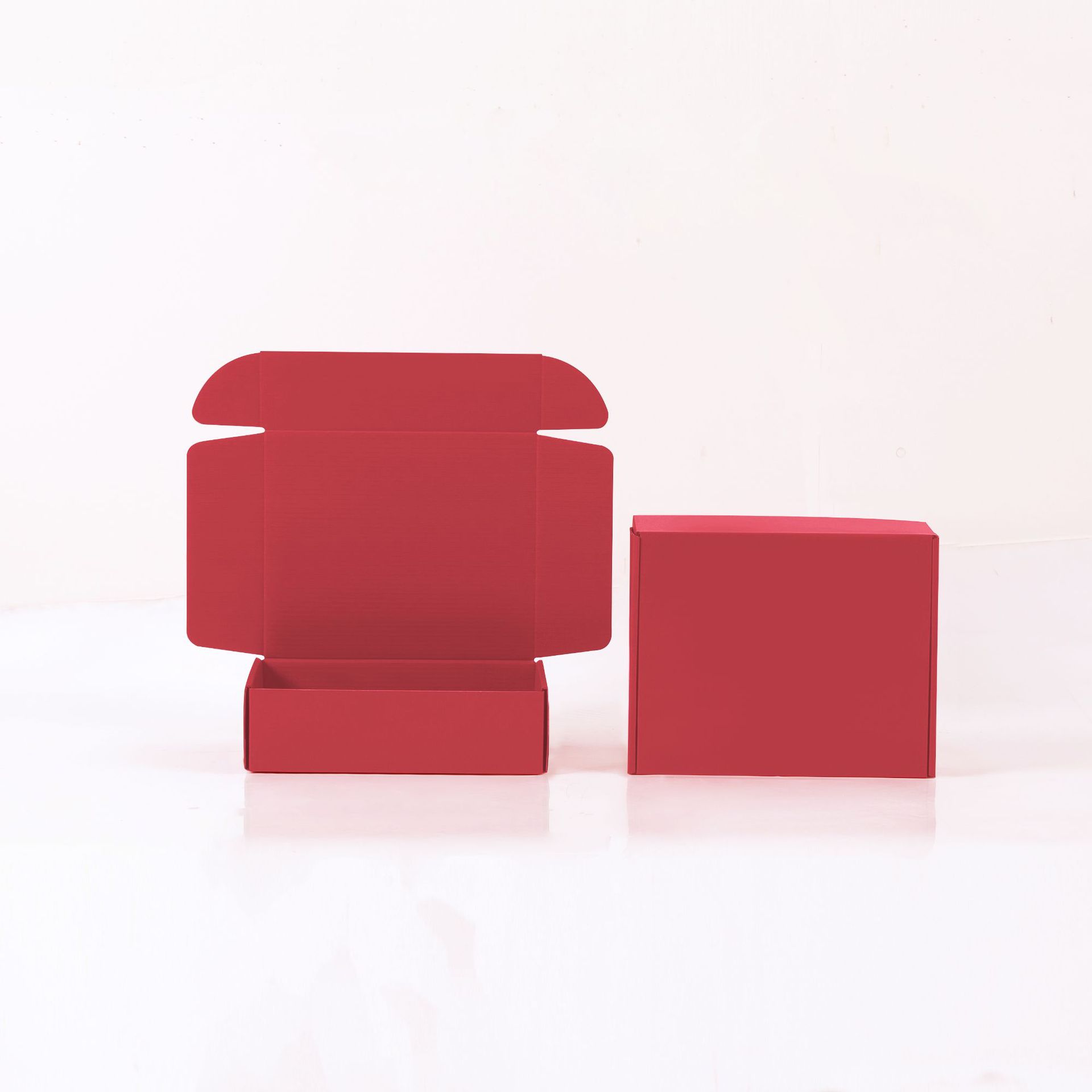 Caja de avión extra dura Caja de embalaje exprés anticompresión de color rojo vino Caja de regalo corrugado Caja de avión cuadrada Spot al por mayor
