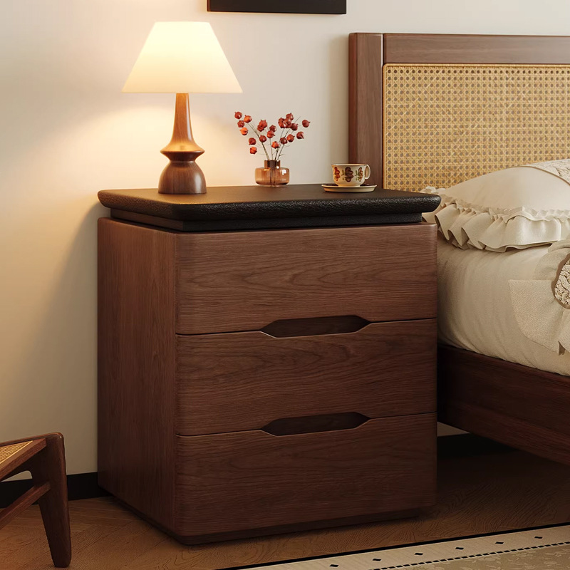 Mesa de cama de madera maciza dormitorio doméstico 2025 nuevo pequeño estilo de estilo crema de estilo medio armario de lujo armario de almacenamiento junto a la cama