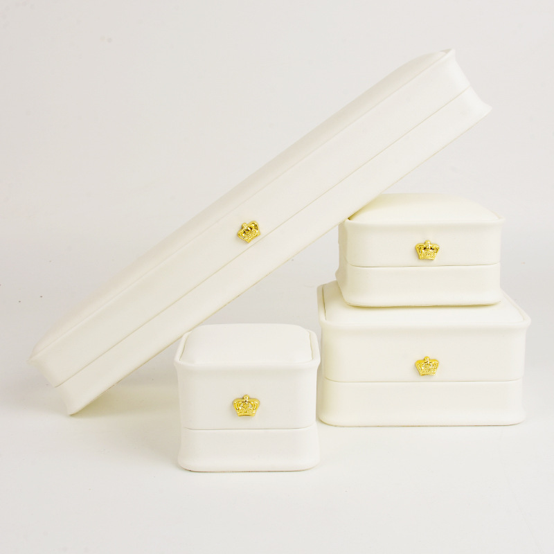 흰색 허리; 반지 상자 (흰색 배경)