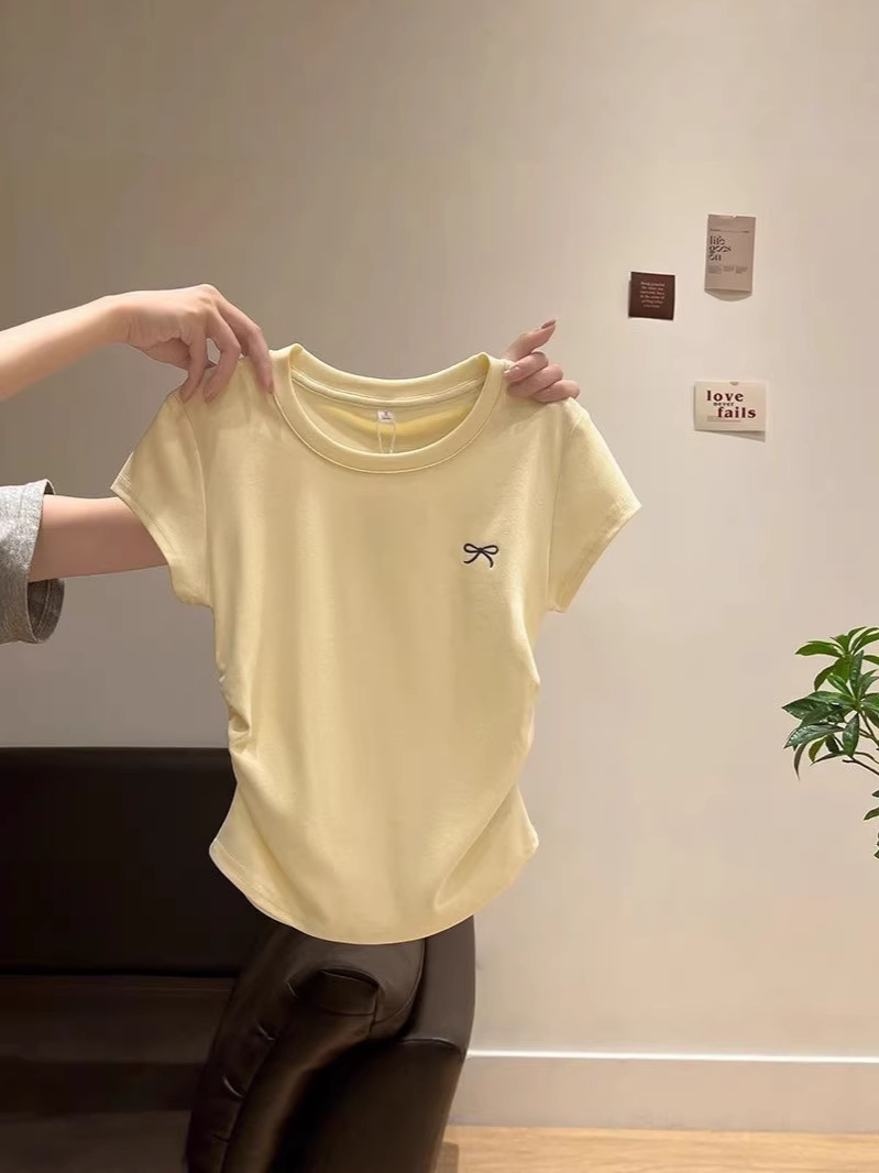 Áo thun nữ cổ tròn tay ngắn thêu nếp gấp eo — Xám hoa
