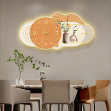 现代简约餐厅装饰画壁灯创意轻奢饭厅带钟表挂画家用客厅静音挂钟