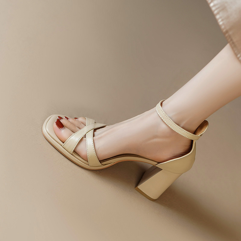 Sandal cao gót nữ hở mũi da bò lớp đầu gót vuông quai ngang — Da cừu màu đen chi tiết 6