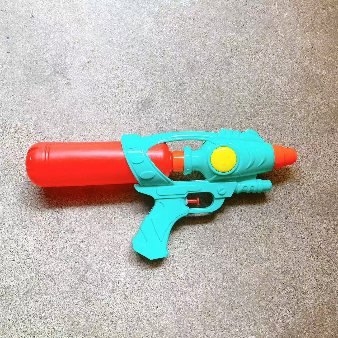 Pistola de agua de juguete para niños jugando en la playa