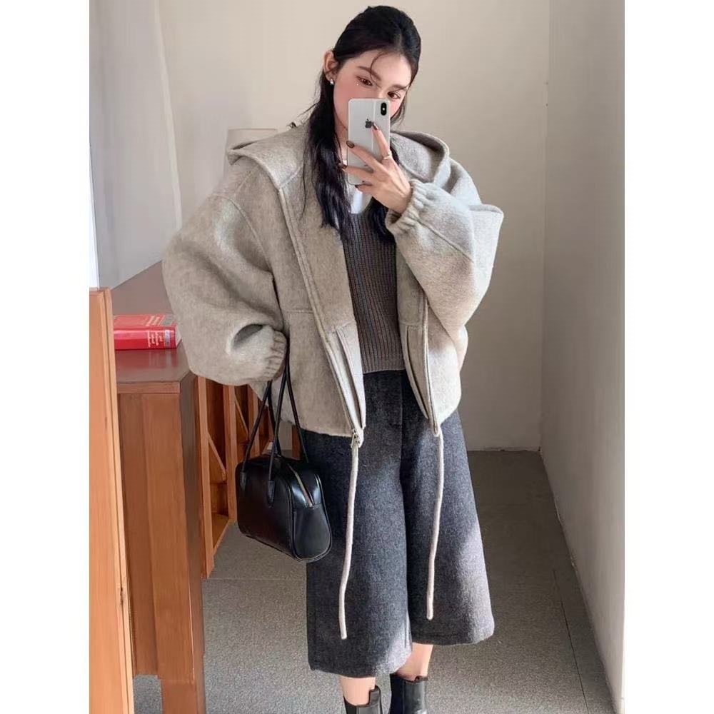 Autumn and winter fashion woolen chic short coat with a hooded design, loose fit, waist-cinching, suitable for petite figures, drawstring, popular style, thin