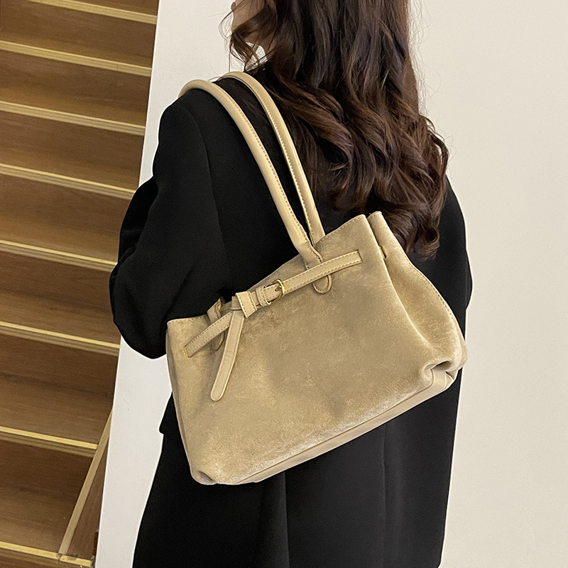 Bolsa de brazo de moda transfronteriza versátil, bolsa especial de invierno para mujeres 2025, nueva bolsa de hombro de viaje de alto valor.