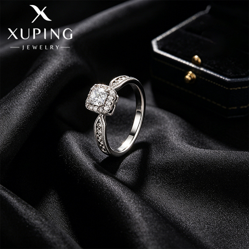 Xuping geometría cuadrada simple y lujoso temperamento ligero anillo de boda diario fácil de poner un pequeño anillo de viento de caramelo al por mayor