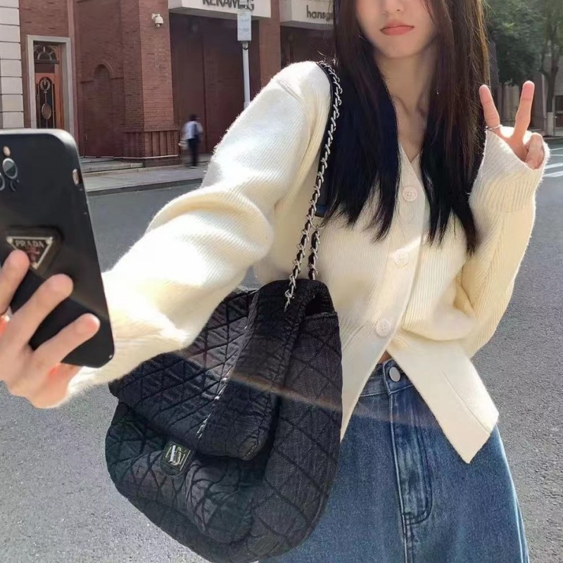 24 invierno Puyuan francés suéter de cuello en v cardigan de mujer otoño 2024 nuevo estilo coreano exterior