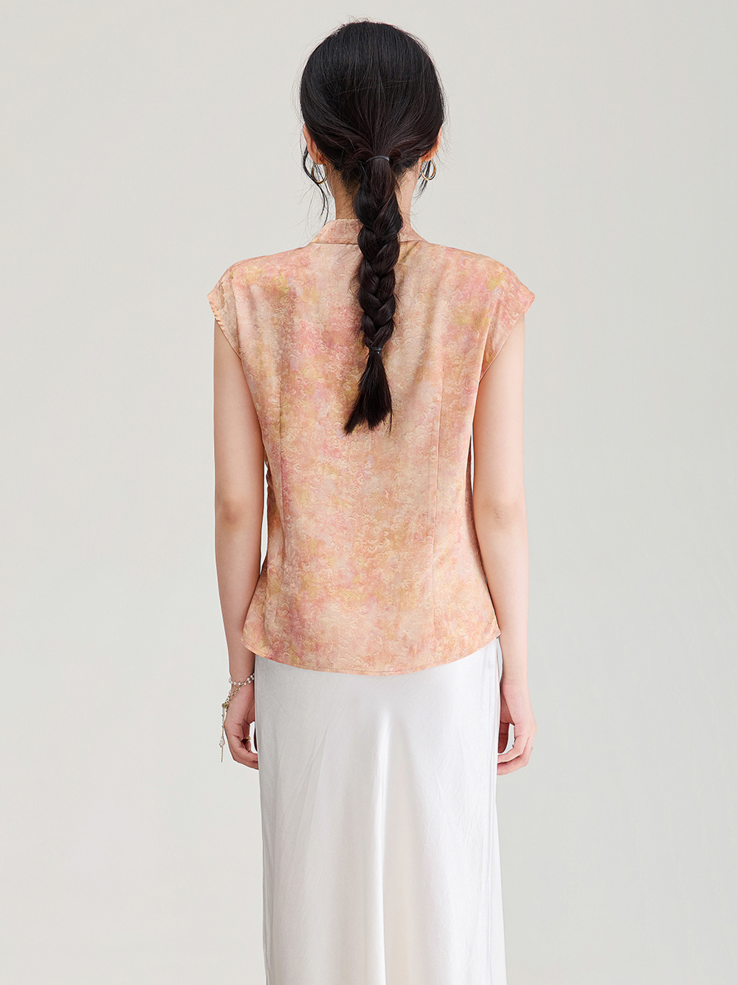 Áo vest không tay nữ kiểu Trung Quốc mới, chất lụa Jacquard nhuộm chìm, tà áo chéo, mặc mùa hè — màu xanh nhạt