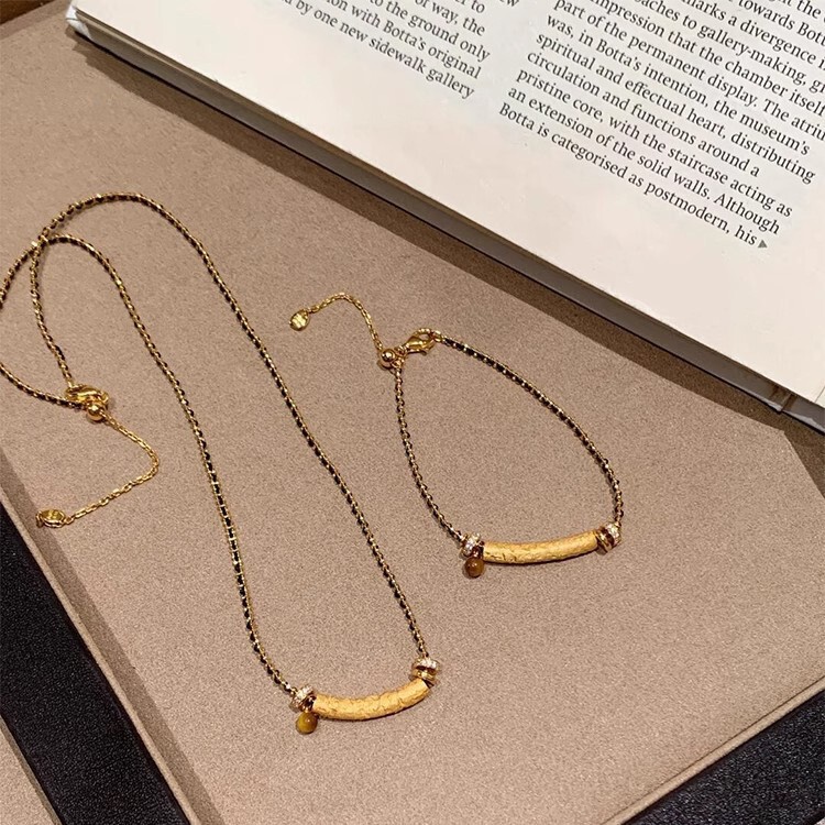 Vintage Style Black Gold Tiger's Eye Necklace for Women with Rose Gold Clavicle Chain and Elegant Design Vintage Style Black Gold Tiger's Eye Necklace for Women with Rose Gold Clavicle Chain and Elegant Design