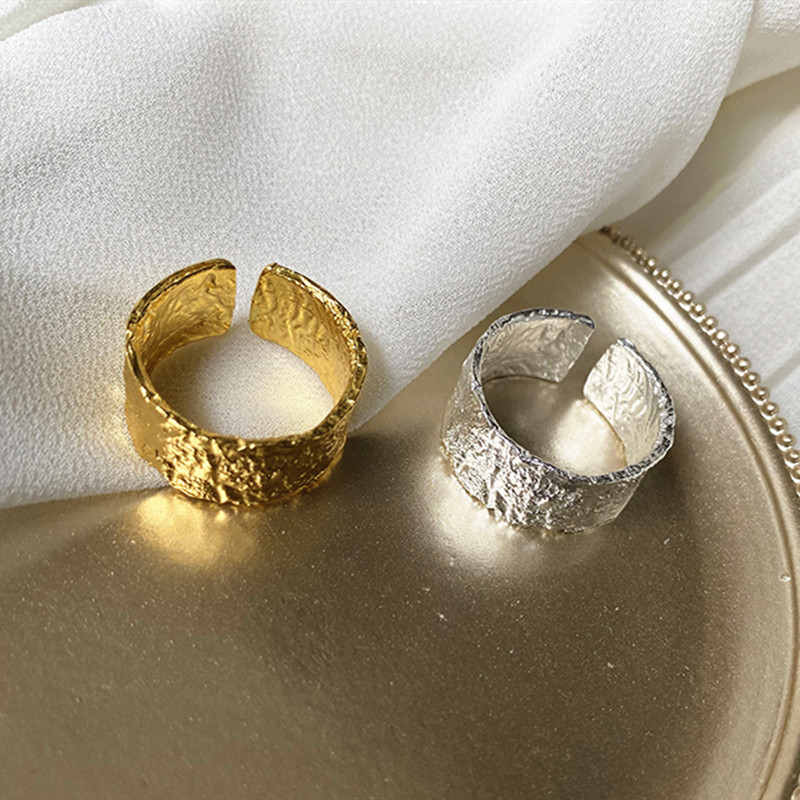 Wide Band Sculptural Ring For Women With Twisted Texture Design_voghion.com