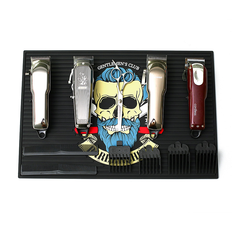 Una variedad de tapetes de peluquería están en stock, incluyendo tapetes de salón, tapetes especiales de almacenamiento, tapetes de aislamiento para almacenamiento y tapetes antideslizantes para cortadoras.