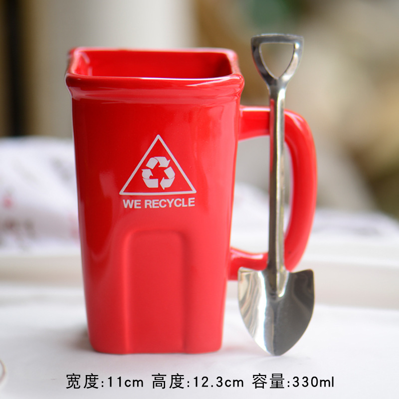 红色垃圾桶杯