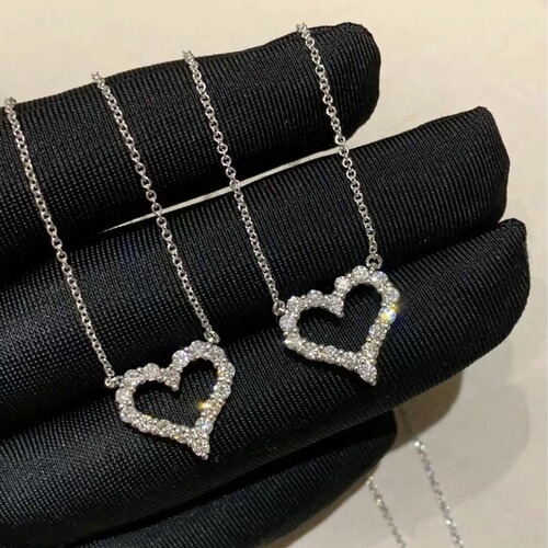 Titanium steel temperament fashionable diamond-studded ultra-bright heart pendant necklace for women, non-fading design, versatile choker chain jewelry
