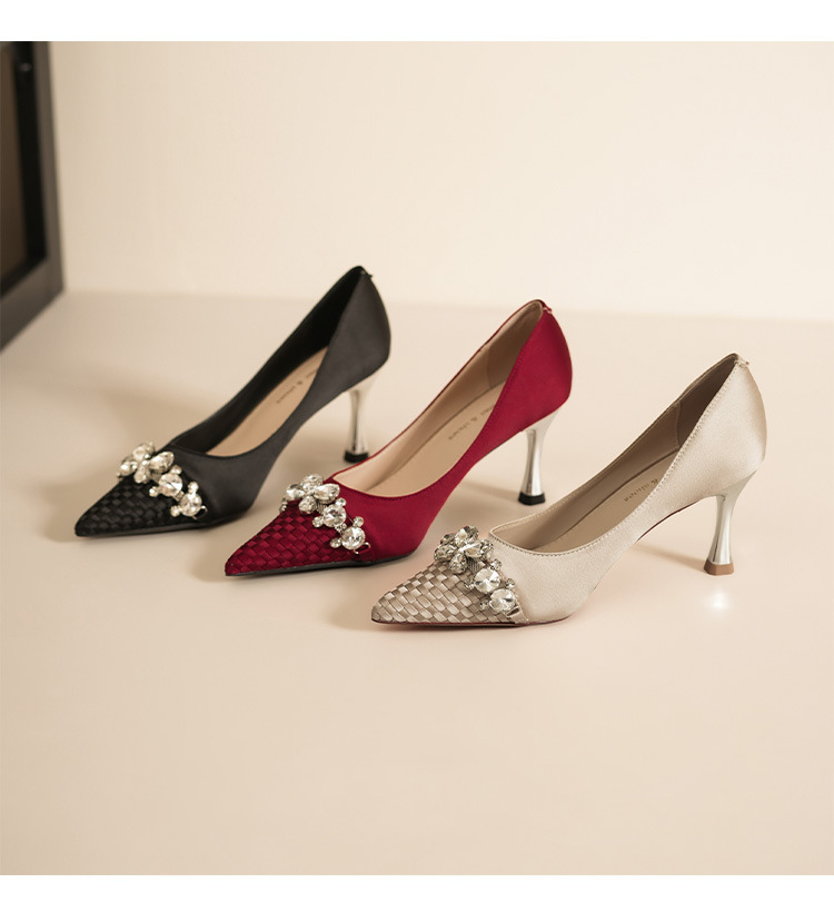 7666-5 Escarpins ultra hauts à motif écossais en cristal de style coréen, décolletés sur les côtés, ornés de perles et de métal._voghion.com