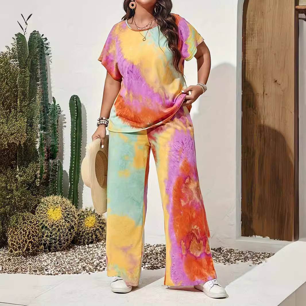 Figurformendes Damen-Set mit Batikmuster: Kurzarm-Top mit Rundhalsausschnitt und gerader Hose (erhältlich in Übergrößen von unabhängigen Modehäusern)._voghion.com
