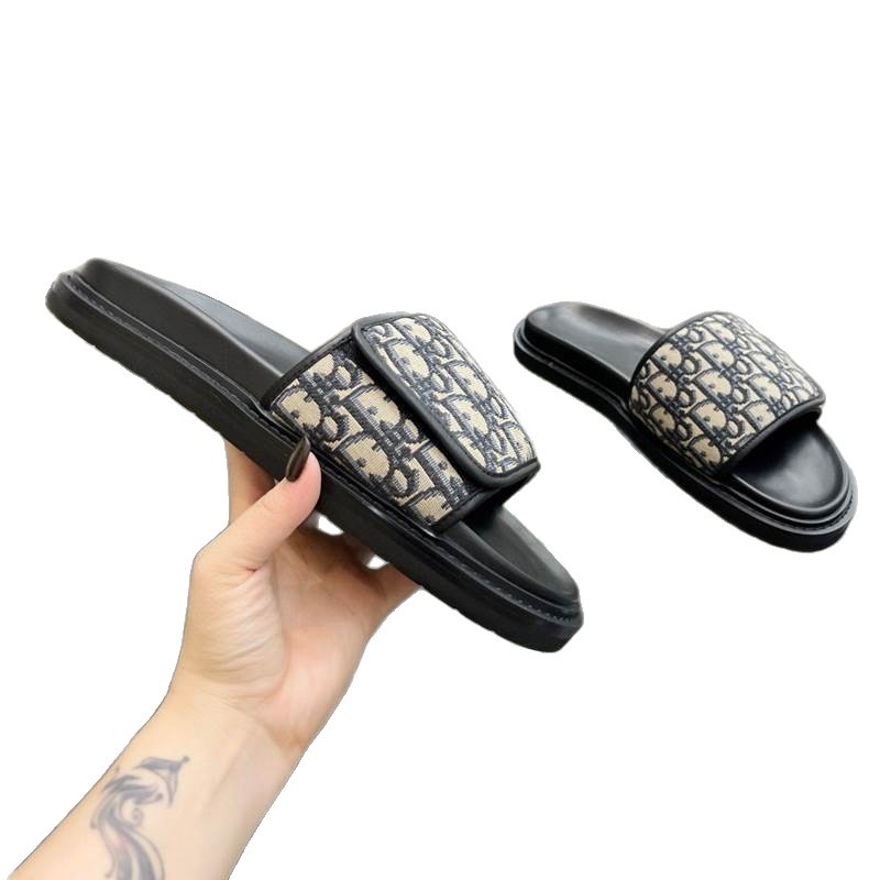 Estación europea 2025 pantuflas de verano para hombres marca de moda sandalias y pantuflas de moda para hombres sandalias de gama alta para hombres