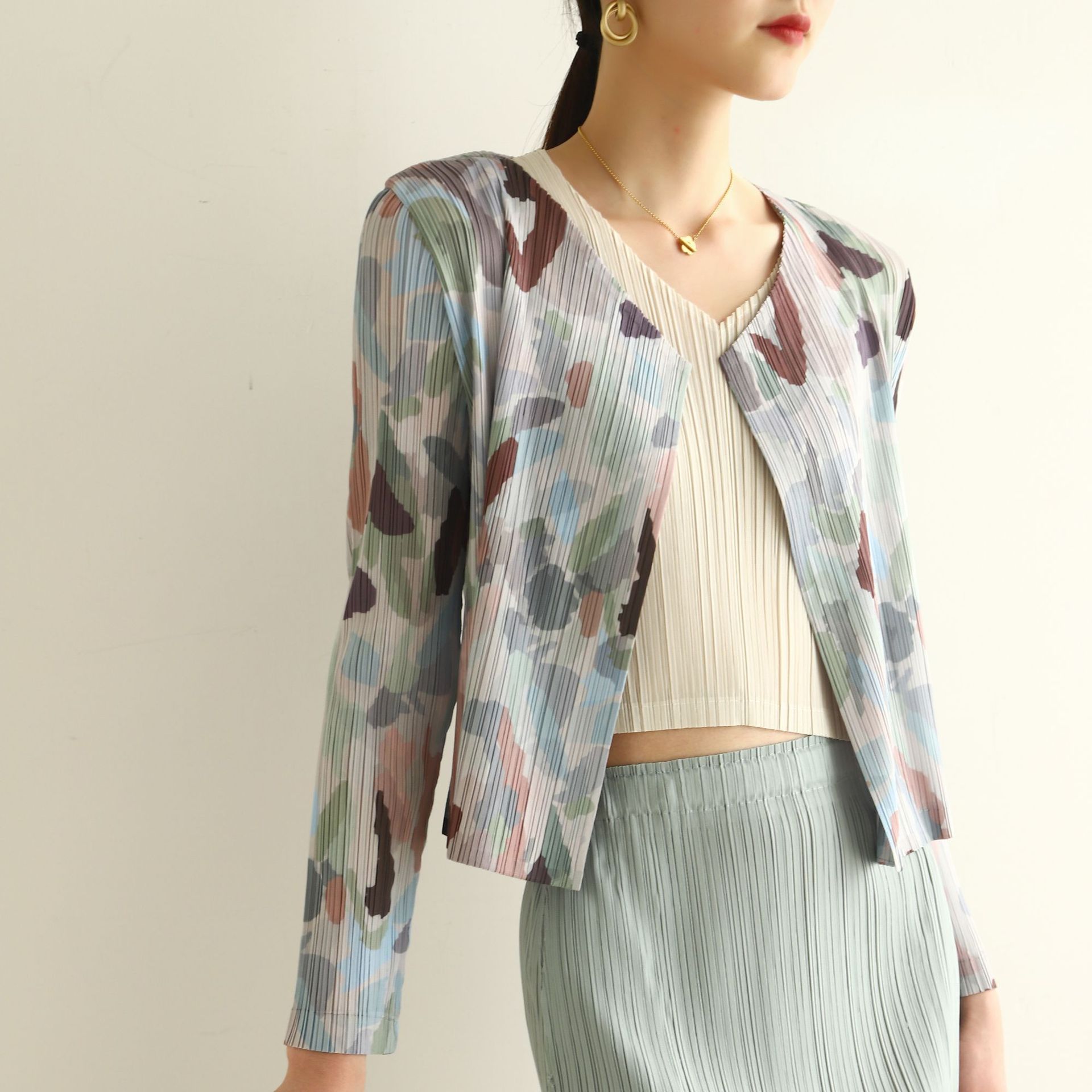 Contador de calidad 2022 otoño y primavera de alta gama plisada moda impresa cardigan versátil casual abrigo corto plisado