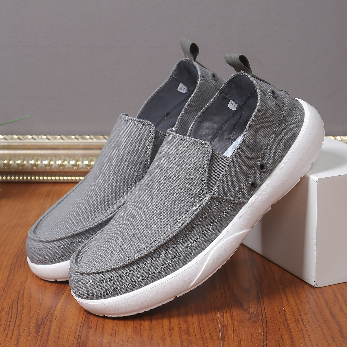 Spring and Summer New Breathable Lazy Shoes Men's Low-top Foot Casual Shoes Men's Lightweight Slip-on Canvas Shoes