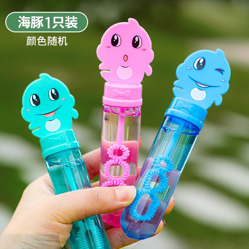 Varita de burbujas de panda de dibujos animados para que los niños la sostengan y hagan burbujas al aire libre en el parque.