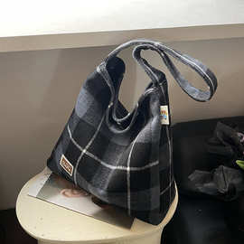 秋冬百搭包2025新款小众设计手提包通勤托特大容量单肩包简约百搭