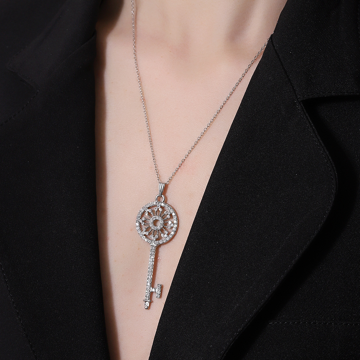 Collar con Dije de Llave Romana de Aleación para Suéteres image 3