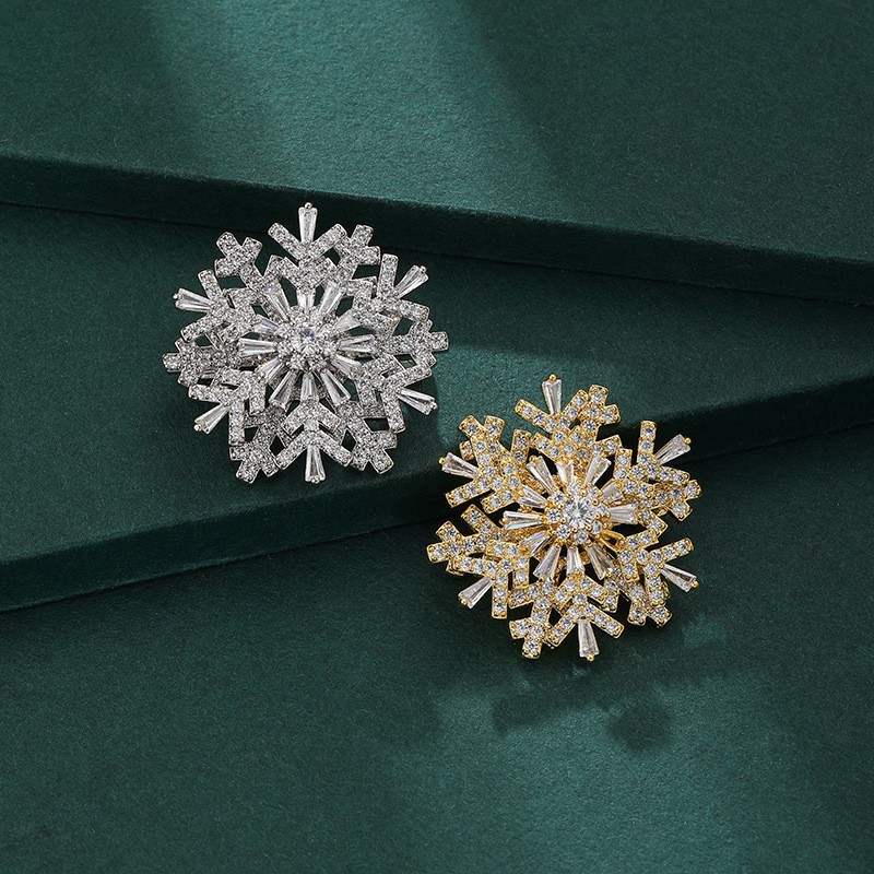 Vintage Style Snowflake Copper Plating Women's Brooches display picture 1