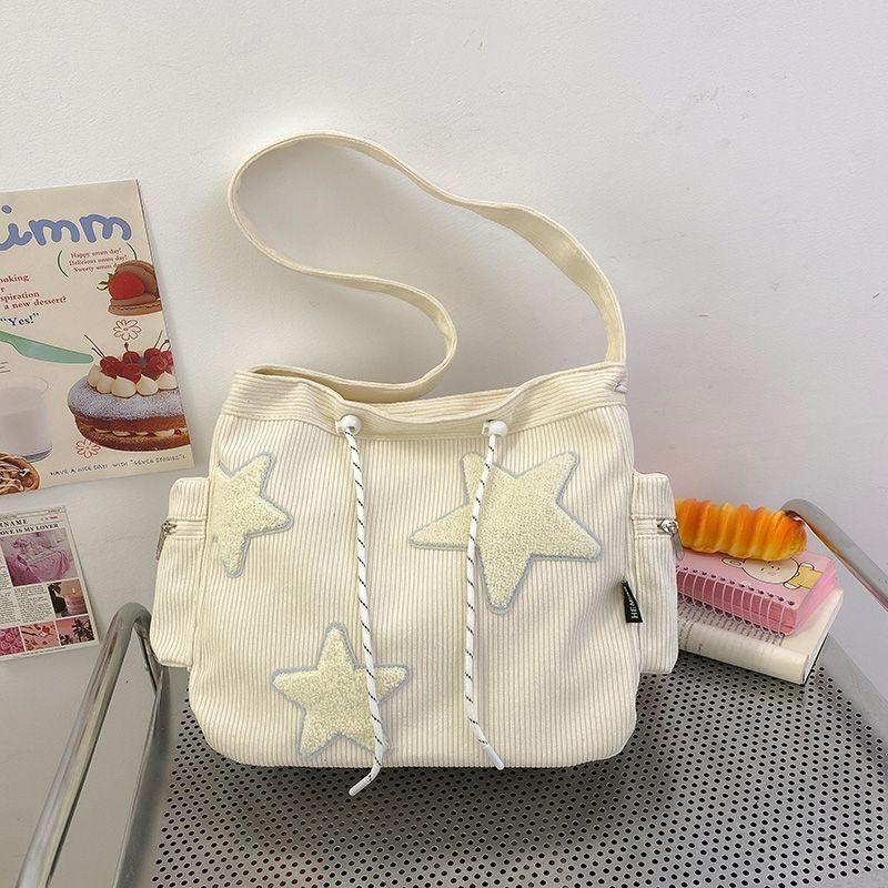 펜던트가 없는 흰색 코듀로이 다섯개 별 가방