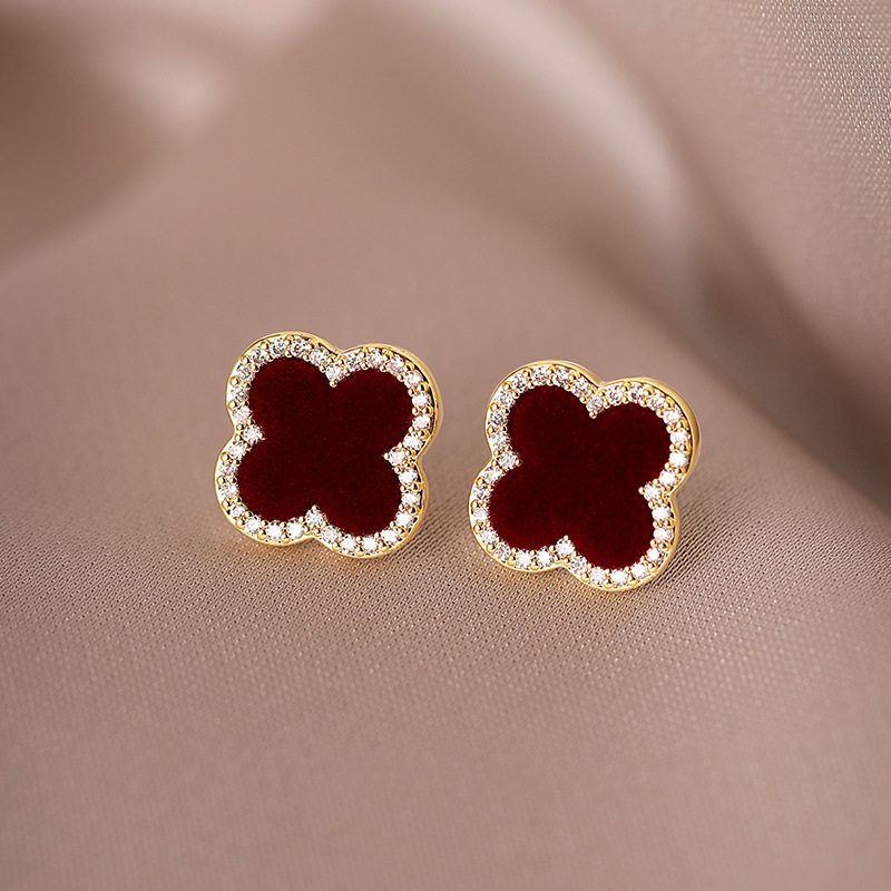 2025 New French Style Gentle Lucky Four-Leaf Clover Earrings for Women, Accessible Luxury, Compact, Simple, Pierced Ears, High-End Earrings