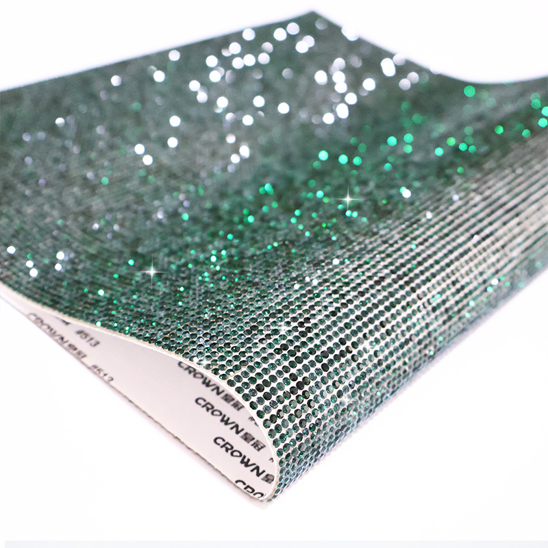 Los fabricantes venden al por mayor agua de vidrio, pegatinas de diamantes, adhesivos, taladros en caliente, piezas de diamantes decorativas para automóviles autoadhesivas, accesorios de joyería de bricolaje, taladros