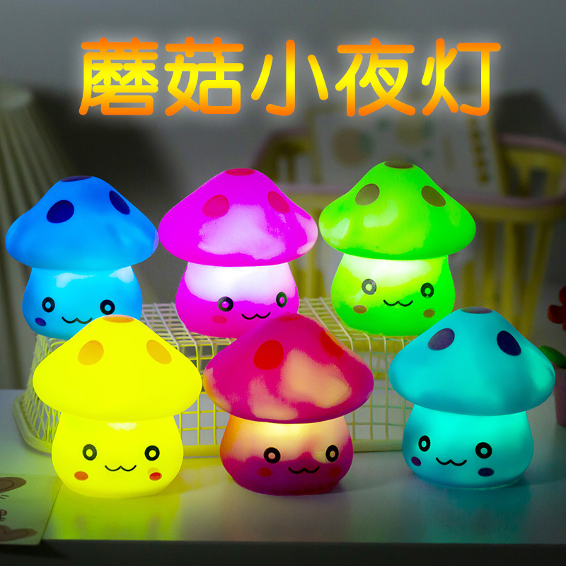 Yiwu pequeño mercado nocturno de productos básicos plaza de puestos de niños iluminados collar pequeños juguetes puestos empujando el parque de la red fuente de bienes