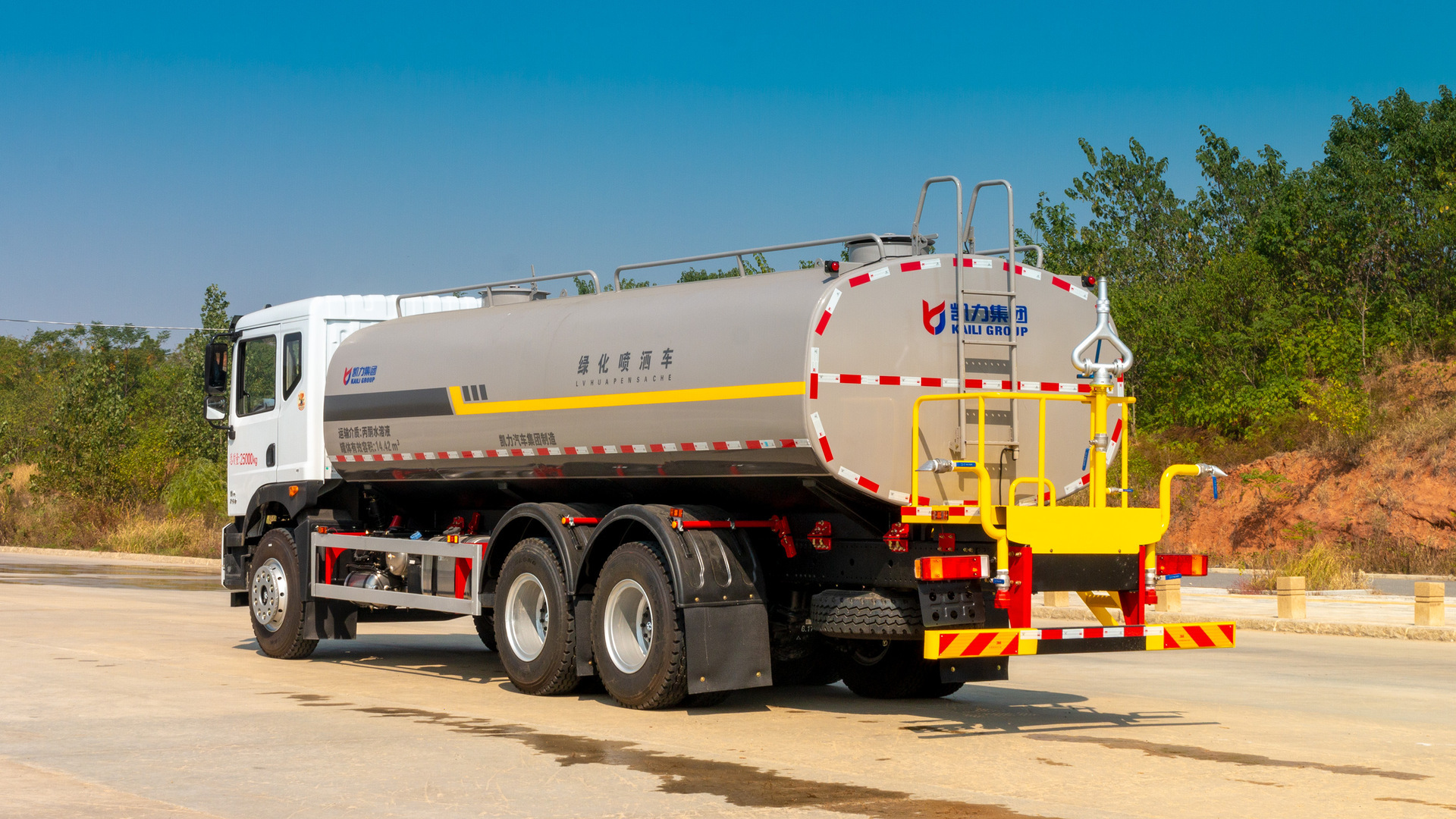 Dongfeng Huashen Hou Shuangqiao 22 Square Sprinkler Truck, Used for Factory Watering on the Construction Site, Landscaping Sprinkler Truck