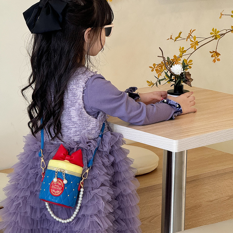 Bolso para niños coreano 2025, nuevo lindo bolso de arco, bolso de cubo, bolso de hombro de cadena de perlas de chicas