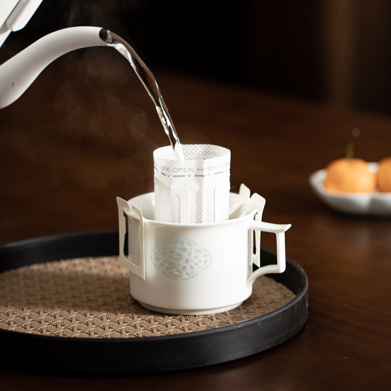 中国式の精巧な磁器の窓の花のコーヒーカップのマグカップのシンプルな家庭用オフィスのお茶を入れてコップの贈り物の記念カップを飲みます。|undefined