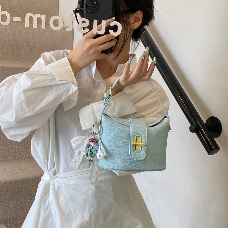 Bolso de mano de cercanías de nicho para mujer 2025 nuevo bolso de hombro moda simple casual bolso de mensajero para la axila