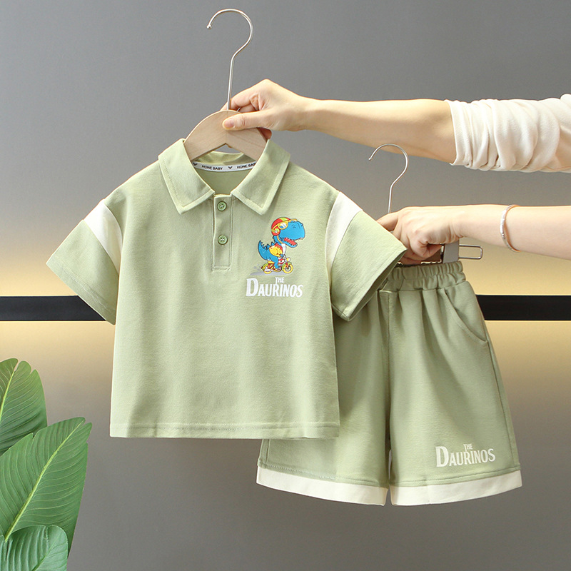7856 traje de verano para niños 2025 nuevo traje de dos piezas de manga corta de dinosaurio para niños ropa de polo de verano para bebés