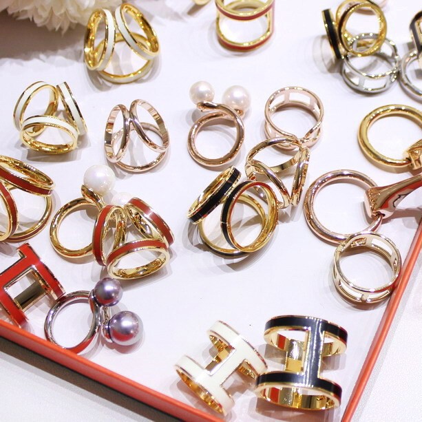 New high-end women's Japanese and Korean simple all-match brass core 18K gold plated H three-ring diamond scarf buckle Pearl scarf buckle