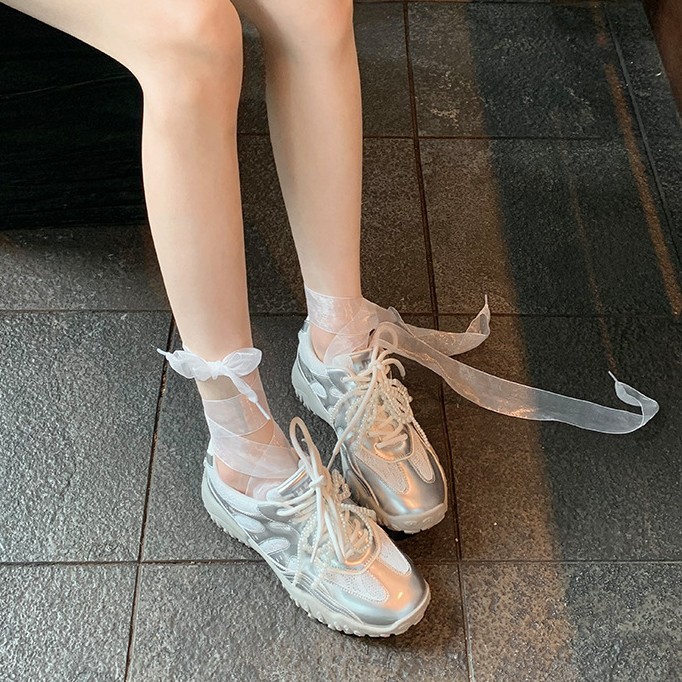 Versión de cuero de vaca de madres de uva de encaje empalmado zapatos deportivos casuales con cinturón de perlas para aumentar la altura de los zapatos de entrenamiento de mujeres